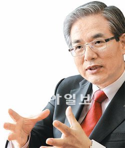 김효준 BMW그룹코리아 사장은 “과학적 소양을 갖춘 글로벌 인재 양성에 힘쓸것”이라고 말했다. 그는 또 수입차 시장이 지금의 두 배로 커질 것이라는 전망도 내놨다. 김경제 기자 kjk5873@donga.com