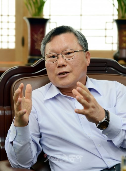 “2017년 새만금이 달라집니다” 2010년 3월 취임한 이후 정부가 지원하는 대형 프로젝트를 잇달아 성공적으로 추진하고 있는 
군산대학교 채정룡 총장이 군산시 대학로 캠퍼스 총장실에서 1만 2000여 평 새만금 부지에 조성할 산업단지 캠퍼스에 대해 설명하고
 있다. 군산｜김민성 기자 marineboy@donga.com 트위터 @bluemarine007