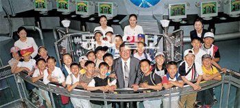 1999년 LG청소년과학관을 방문한 구자경 LG그룹 명예회장(가운데 양복 입은 이)이 과학체험에 나선 아이들과 기념사진을 찍고 있다. LG그룹 제공