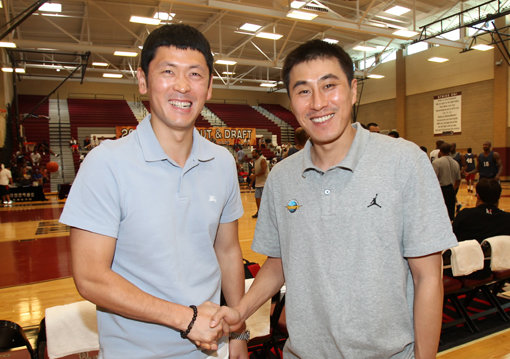 현역 시절 명콤비로 이름을 날린 이상민(오른쪽) 삼성 코치와 추승균 KCC 코치가 26일(한국시간) 미국 라스베이거스에서 진행된 용병 트라이아웃 현장에서 만나 반갑게 악수를 나누고 있다. 라스베이거스(미 네바다주)｜사진공동취재단