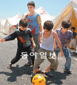 지난해 9월 터키가 처음 난민캠프를 언론에 공개했을 때 소개된 아파이딘 난민캠프.
어린이들이 공을 차고 있다. 터키신문 제공