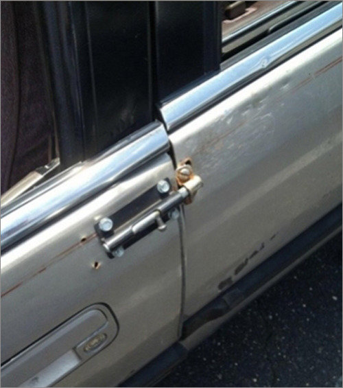 ‘밀어서 잠금 해제 자동차’ 사진 화제