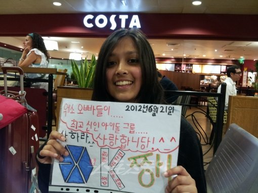 영국 소녀 사하라가 런던 히스로공항에서 한글 피켓을 들고 환하게 웃고 있다. 런던｜전영희 기자