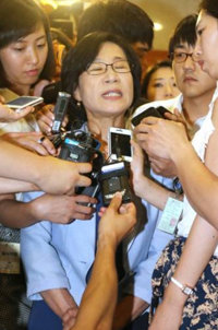기자들의 질문에 답하는 김제남 의원 〈연합〉