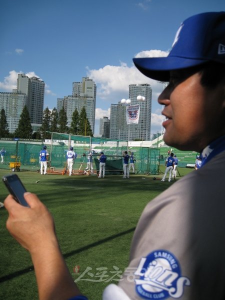 프로야구에 소셜네트워크서비스(SNS)로 인한 잡음이 잦다. 여러 사람들의 주목을 받는 선수가 개인공간에서라고 생각하고 쓴 글과 말의 파급력은 상상 이상이기 때문이다. ‘발 없는 말이 천리를 간다’는 얘기는 이런 경우를 두고 하는 것일까. 사진은 많은 팔로워를 몰고 다니는 양준혁 SBS 해설위원이 핸드폰을 이용해 트위터 중계를 하는 모습. 스포츠동아DB