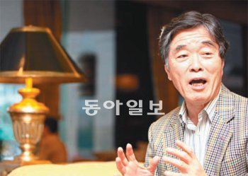 정진석 한국외국어대 명예교수는 “과거에 비하면 북한 언론과 문학 관련 자료에 대한 접근이 수월해진 편”이라고 말했다. 원대연 기자 yeon72@donga.com