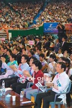 27일 부산 사직체육관에서 열린 새누리당 대선 예비후보 합동 연설회에서 후보들이 황우여 대표의 연설을 듣고 있다. 앞줄 오른쪽부터 임태희 박근혜 안상수 김태호 김문수 후보. 부산=최재호 기자 choijh92@donga.com