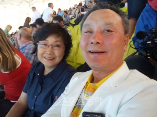 박태환의 아버지 박인호 씨(오른쪽)와 어머니 유성미 씨가 28일(한국시간) 아들의 자유형 400m 예선 결과가 번복돼 결선에 나서게 됐다는 소식을 들은 뒤 환하게 웃고 있다. 런던｜전영희 기자