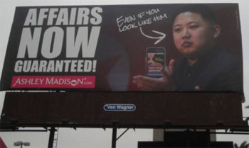 인터넷으로 애인을 찾아주는 미국 업체인 ‘애슐리 매디슨’이 김정은 북한 노동당 제1비서를 등장시켜 로스앤젤레스 공항에 대형 입간판 광고를 만들었다. 사진출처 비즈니스인사이더