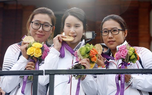 30일 런던올림픽 양궁장인 런던 로즈 크리켓 그라운드에서 열린 여자 단체전 결승전 한국-중국 경기에서 최현주, 기보배,이성진이 시상식을 마치고 환호하고 있다. (런던=연합뉴스)