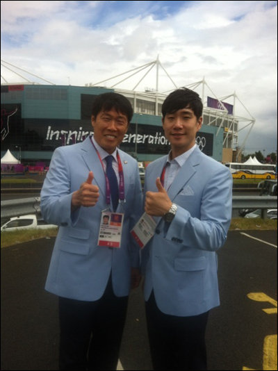 2012 런던올림픽 남자 축구 중계를 맡은 SBS 배성재 아나운서(오른쪽)와 차범근 해설위원. 사진=배성재 아나운서 트위터