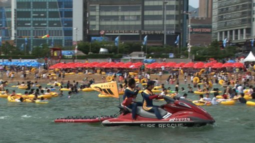 파라솔이 가장 많은 해변으로 기네스북에 오른 해운대. 인파 속 드러나지 않은 해운대의 진짜 얼굴이 ‘관찰카메라 24시간’에서 공개된다. 사진제공｜채널A