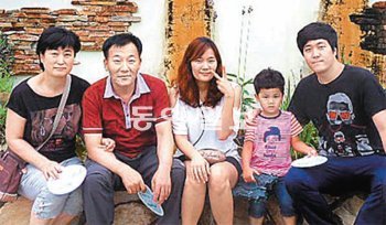 7일 경남 남해군 원예예술촌으로 여행을 떠난 전호진 씨 가족이 행복한 미소를 짓고 있다. 전호진 씨 제공