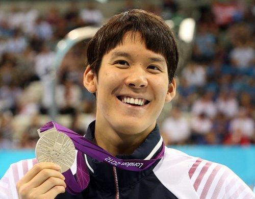 박태환이 30일 오후(현지시간) 영국 런던 올림픽파크의 아쿠아틱스 센터에서 열린 2012 런던올림픽 남자 자유형 200ｍ 결승에서 1분44초93으로 쑨양(중국)과 공동 은메달을 차지한 뒤 은메달을 들고 활짝 웃고 있다.  (런던=연합뉴스)