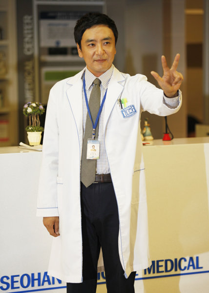 tvN 수목드라마 ‘제3병원’에서 신경외과 전문의로 연기 변신하는 김승우. 7월31일 경기 화성 세트에서 포즈를 취하고 있다. 사진제공｜tvN