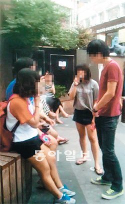 금연거리에서 담배를 피우는 고등학생들. “왜 여기서 담배를 피워요”라고 묻자 “에이시, 아저씨가 뭔데요”라고 말했다. 이형관 인턴기자 성균관대 사학과 4학년