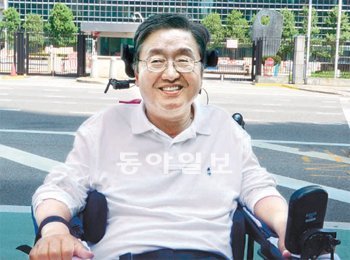 전동 휠체어에 의지해 40일간의 미국 횡단 여행에 나선 ‘한국의 스티븐 호킹’ 이상묵 서울대 지구환경과학부 교수가 지난달 30일 뉴욕 유엔본부 앞에서 환하게 웃고 있다. 그는 33일간의 힘든 여정에도 불구하고 줄곧 밝은 표정을 지었다. 뉴욕=박현진 특파원 witness@donga.com