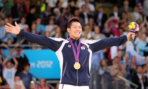 2012런던올림픽 남자 유도 -81kg급에 출전한 김재범이 31일 오후(현지 시각) 런던 엑셀에서 열린 결승전에서 승리해 우승을 차지한 후 시상대에서 환호하고 있다. (런던=연합뉴스)