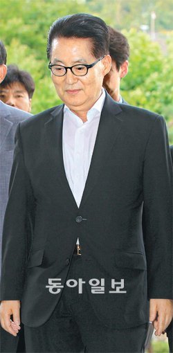 민주통합당 박지원 원내대표가 31일 오후 검찰에 출두하고 있다. 신원건기자laputa@donga.com