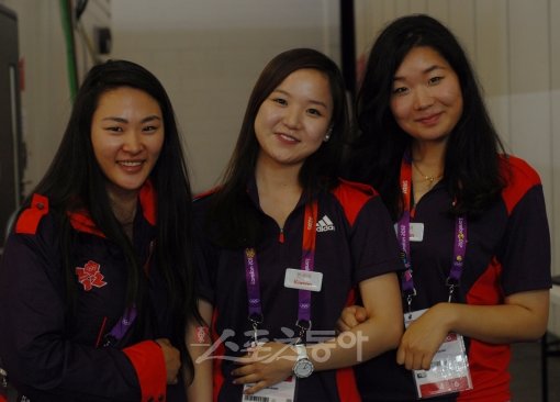 런던올림픽 엑셀 경기장에서 한국 선수단을 돕고 있는 자원 봉사자들. 왼쪽부터 연어진, 임지현, 이경진 씨. 런던(영국)｜윤태석 기자