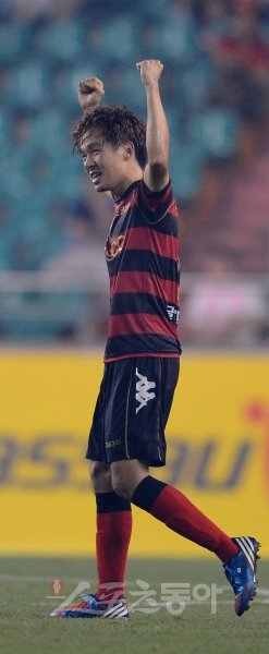 포항 황진성이 1일 전북과 FA컵 8강에서 후반 29분 역전 결승골을 터뜨린 뒤 두 주먹을 불끈 쥐며 환호하고 있다. 포항｜박화용기자 inphoto@donga.com 트위터 @seven7sola