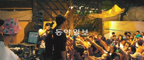 7월 14일 밤 미곡창고에서 펼쳐진 매직믹스쇼. 홍대 앞 클럽 DJ와 뮤지션, 그리고 수천 명의 클러버가 함께했다. 공간문화센터 제공