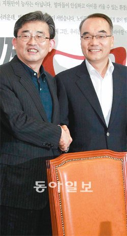 이한구 새누리당 원내대표(왼쪽)와 박재완 기획재정부 장관이 1일 오전 서울 영등포구
여의도동 메리어트호텔에서 당정협의를 시작하기 전 악수를 하고 있다.
김동주 기자 zoo@donga.com