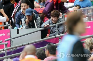 2일 웸블리 스타디움을 찾아 응원하고 있는 박지성-이청용. 연합뉴스