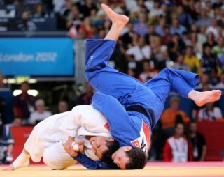 2012런던올림픽 여자 유도 -90kg급에 출전한 송대남이 1일 오후(현지시각) 런던 엑셀에서 열린 준결승전 브라질 카밀로와의 경기에서 공격을 시도하고 있다.(런던=연합뉴스)