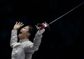 1일(현지시간) 엑셀 런던 사우스 아레나의 2012 하계올림픽 여자 사브르 개인전에서 소피아 벨리카야(러시아)를 물리치고 
우승한 김지연(24)이 두 손을 든 채 감격하고 있다. (AP=연합뉴스)