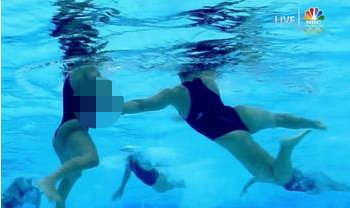 2012 런던올림픽 여자 수구 경기도중 한 선수의 가슴이 드러난 장면이 그대로 중계되는 일이 발생했다. 사진=온라인 커뮤니티