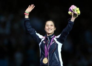 영국 엑셀 런던 사우스아레나에서 열린 2012 런던올림픽 펜싱 여자 개인 사브르에서 우승한 김지연이 1일 밤(현지시각) 열린 시상식에서 
금메달을 목에걸고 손을 흔들고 있다.연합뉴스