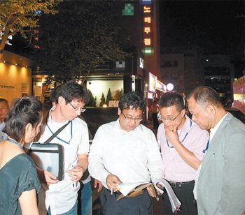 1일 오후 11시경 서울 강남구 삼성동의 유흥주점 밀집지역에서 강남구 불법퇴폐행위 근절 특별 TF팀이 퇴폐영업 단속에 나서기 전 작전 회의를 하고 있다. 장승윤 기자 tomato99@donga.com