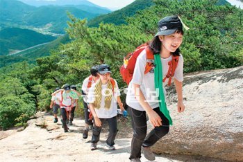 지난달 28일부터 5박 6일 일정으로 한반도 등줄기인 백두대간 산림생태탐방에 나선 중고교생들이 1일 오후 폭염 속에서 백두대간 조령산 신선봉을 오르고 있다. 조령산=이기진 기자 doyoce@donga.com