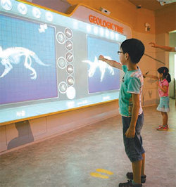 2일 오후 대전 유성구 한국지질자원연구원 내 지질박물관에서 한 어린이가 동작센서를 활용해 공룡뼈를 맞추는 체험 프로그램을 즐기고 있다. 한국지질자원연구원 제공