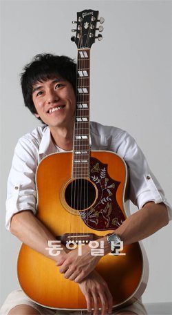 김거지는 어렵게 모은 돈으로 샀다는 기타를 부여안았다. “‘찌질한’ 음악이라고 불릴지라도 사랑 노래보다는 삶의 노래를 하고 싶어요.” 홍진환 기자 jean@donga.com