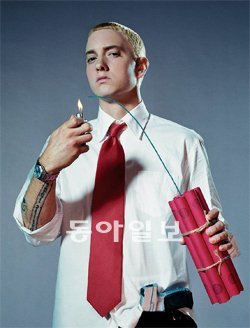 에미넴은 백인으로서 힙합계를 평정한 입지전적 인물이자 노골적인 성과 폭력 묘사, 욕설이 담긴 가사로 늘 논란을 몰고 다닌 ‘트러블메이커’다. 동아일보DB