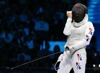 한국 펜싱 여자 플뢰레 대표팀 남현희가 3일 영국 엑셀 런던 사우스 아레나에서 열린 단체 3~4위전에서 프랑스 마지막 선수에게 득점을 얻어내며 
환호하고 있다. 남현희는 2008년 베이징 올림픽에서 여자 플뢰레 개인전 은메달을 따낸 바 있다.(런던=연합뉴스)