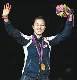 펜싱 여자 사브르에서 영광의 금메달을 목에 건 김지연이 시상식에서 활짝 웃고 있다.런던=로이터 연합뉴스