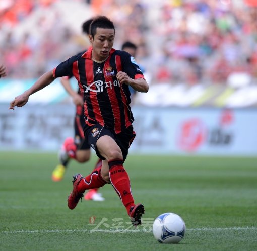 최근 2경기에서 3도움을 기록하고 있는 FC서울 최태욱이 팀의 선두 복귀와 40(골)-40(도움) 달성을 위해 분주하게 여름을 나고 있다.  스포츠동아DB