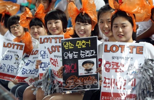 2000년대 들어 야구장에 ‘여성시대’가 도래했다. 선수들에 대한 센스 있는 응원문구는 물론 개성 있는 의상으로 눈길을 끄는 이들도 부쩍 늘었다. 여성들은 이제 프로야구의 주 고객층으로 자리 잡았다. 스포츠동아DB