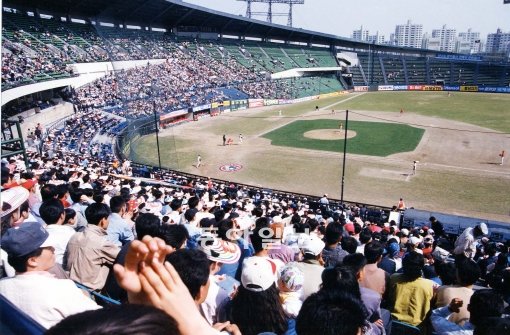 1994년 잠실야구장의 모습. 당시만 해도 야구장을 찾는 이들 대부분은 남성이었다. 야구장은 남성들의 모임 장소였으며 과열된 응원, 술에 취해 난동을 부리는 팬들의 모습도 어렵지 않게 볼 수 있었다. 스포츠동아DB