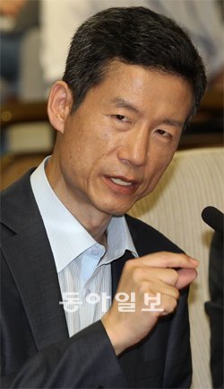 김영환 씨 국회서 고문 증언 북한인권운동가 김영환 씨가 3일 국회에서 열린 국회인권포럼 간담회에 참석해 중국에서 당한 고문에 대해 공개 증언하고 있다. 양회성 기자 yohan@donga.com