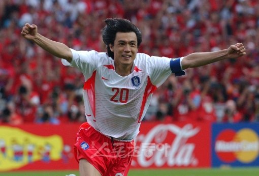 홍명보가 한일월드컵 스페인과 8강전 승부차기 마지막 키커로 나서 득점을 성공시킨 뒤 두 팔을 벌려 크게 환호하고 있다. 스포츠동아DB