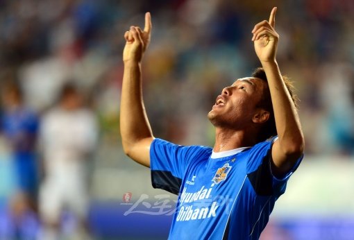 울산 현대 김신욱이 5일 열린 수원과 홈경기에서 전반 43분 역전골을 터트린 뒤 두 손으로 하늘을 가리키는 세리머니를 하고 있다. 울산｜김민성 기자 marineboy@donga.com 트위터 @bluemarine007