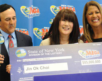 한국계 미국인 여성 최진옥 씨(가운데)가미 뉴욕에서 8500만 달러(약 960억 원)짜리 복권에 당첨된 뒤 기뻐하고 있다. 사진 출처 뉴욕데일리뉴스