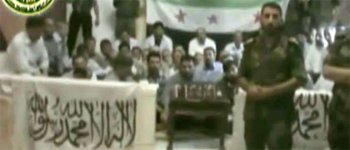 5일 공개된 동영상 화면으로 시리아 반군을 상징하는 시리아 혁명기를 배경으로 자유 시리아군(FSA) 장교 복장의 남성이 이란인 납치 이유를 설명하고 있다. 이 남성 뒤로는 납치된 이란인들이 바닥에 앉아 있는 모습이 보인다. 알아라비야 화면 캡처