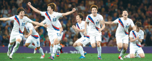 축구 올림픽 첫 4강… 승부차기 환호 ‘2002 데자뷔’ 한국 축구 사상 첫 올림픽 4강 신화를 이뤄낸 올림픽 축구 대표팀의 박종우, 백성동, 황석호, 윤석영(황석호 뒤), 오재석, 구자철, 남태희, 박주영(왼쪽부터)이 5일 영국 카디프의 밀레니엄 스타디움에서 열린 영국과의 8강전에서 승부차기 끝에 5-4로 승리가 확정되는 순간 그라운드를 질주하거나 기도를 하며 기뻐하고 있다. 카디프=연합뉴스
