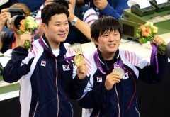 남자 사격 진종오가 5일(현지시각) 영국 런던 왕립 포병대 기지 사격 경기장에서 열린 사격 50m 권총 결승전에서 662.0점으로 금메달을 
목에 걸고 최영래와 포즈를 취하고 있다. 최영래는 661.5점으로 은메달을 획득했다. (런던=뉴시스)