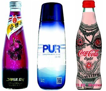 고급스러운 유선형 유리병의 슈웹스 그레이프토닉, 산업디자이너 스테파노 조반노니가 디자인한 퓨어, 세계적인 디자이너 장 폴 고티에와 협업한 한정판 코카콜라 라이트(왼쪽부터). 박선희 기자 teller@donga.com